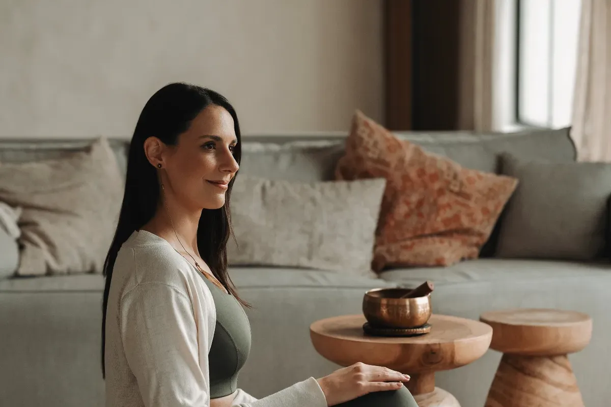 Réka egy nyugodt nappaliban ül a szőnyegen, mellette egy hangtál