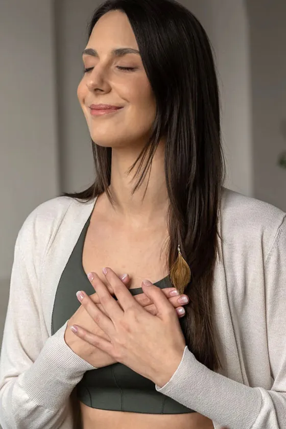 Réka lehunyt szemmel, kezét a szívére téve
