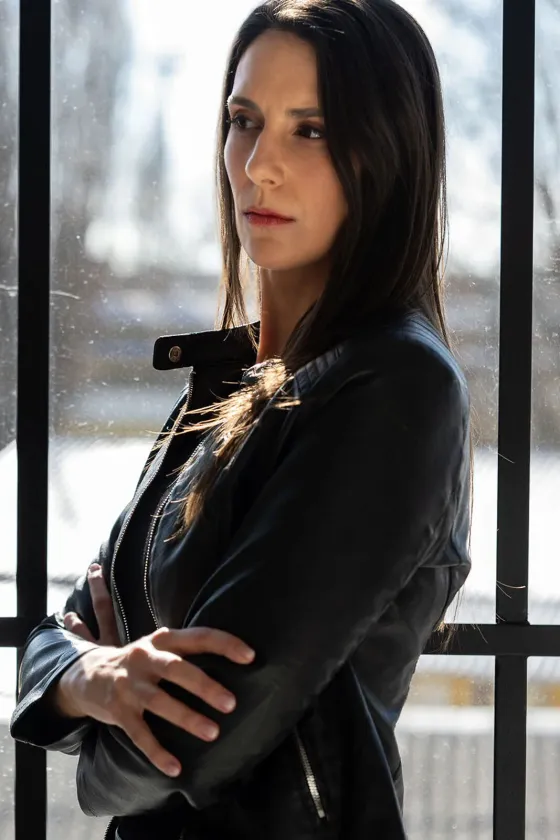 Réka bőrdzsekiben, karba tett kézzel